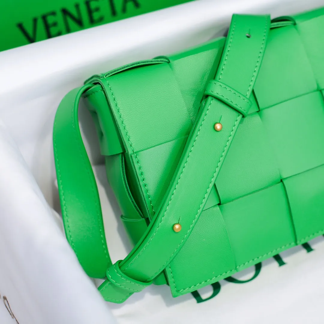 Real shots 👇BV Cassette’s trendy design is earth-shakingly beautiful. The handsome handwriting with flamboyant personality has completely changed the dull style of the past. Beauty is a topic that women can never refuse. Walking on the streets of Milan, you can see her figure everywhere. It is called tofu bag, original sheepskin: the key point is that it can be controlled by both men and women, and has become a big celebrity in the fashion circle. Size 23*15*5 [6687#] Parrot Green
